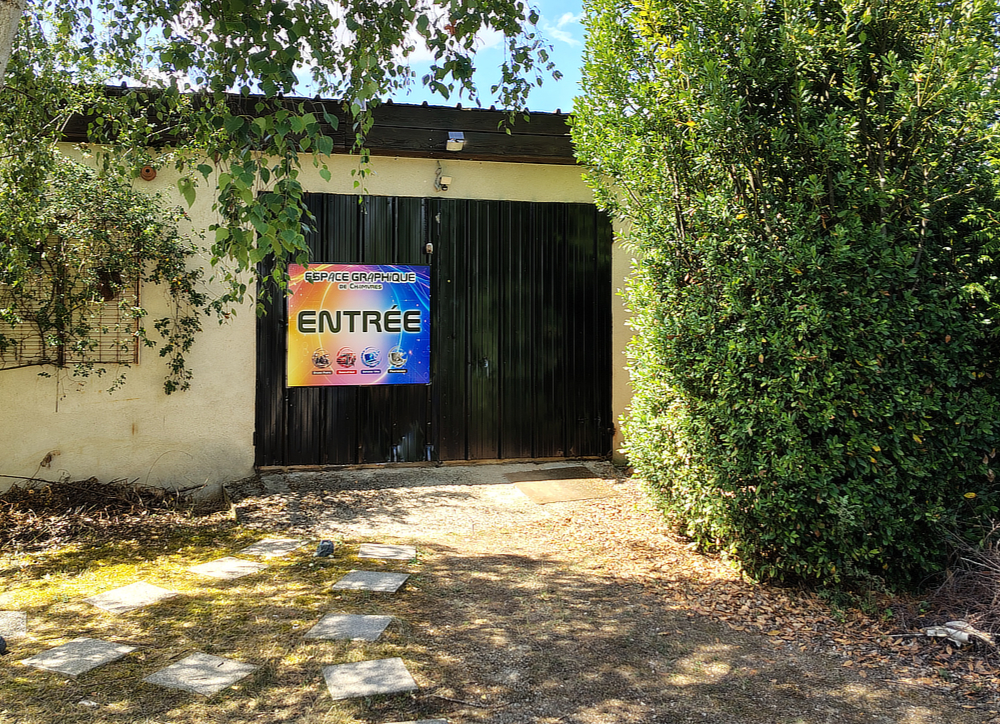 Entrée du local au bout de l’allée
